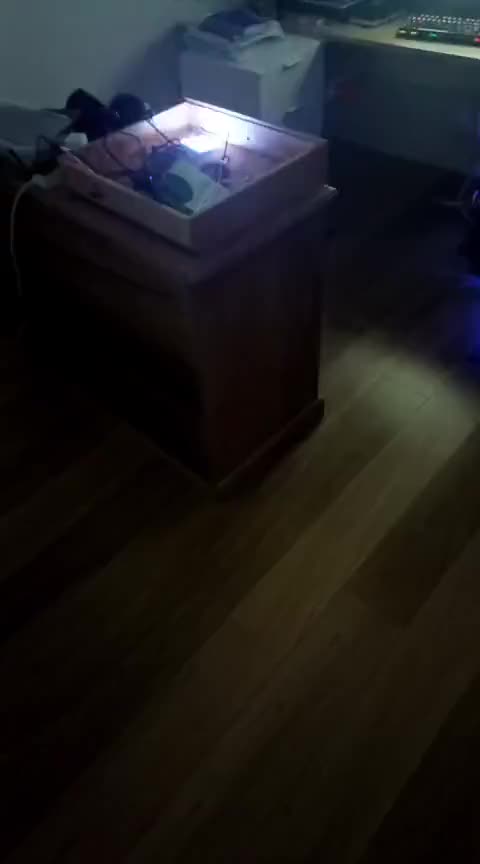 Fotograma: LEDs en morado, modo walkie-talkie