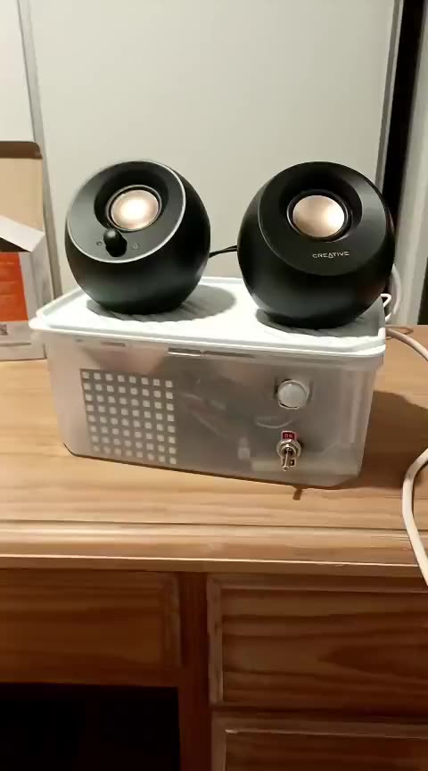 Fotograma: array de micrófonos ReSpeaker junto al altavoz