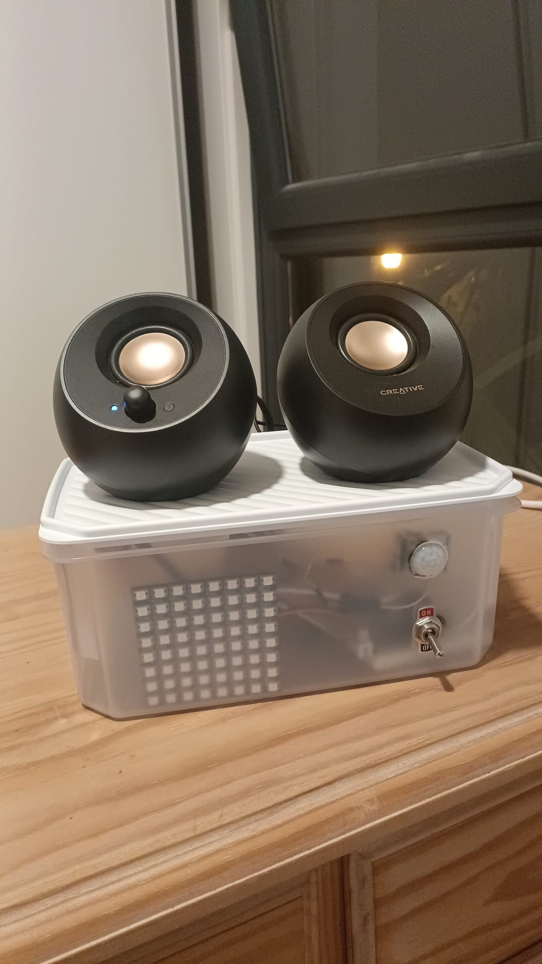 El prototipo instalado junto a una ventana